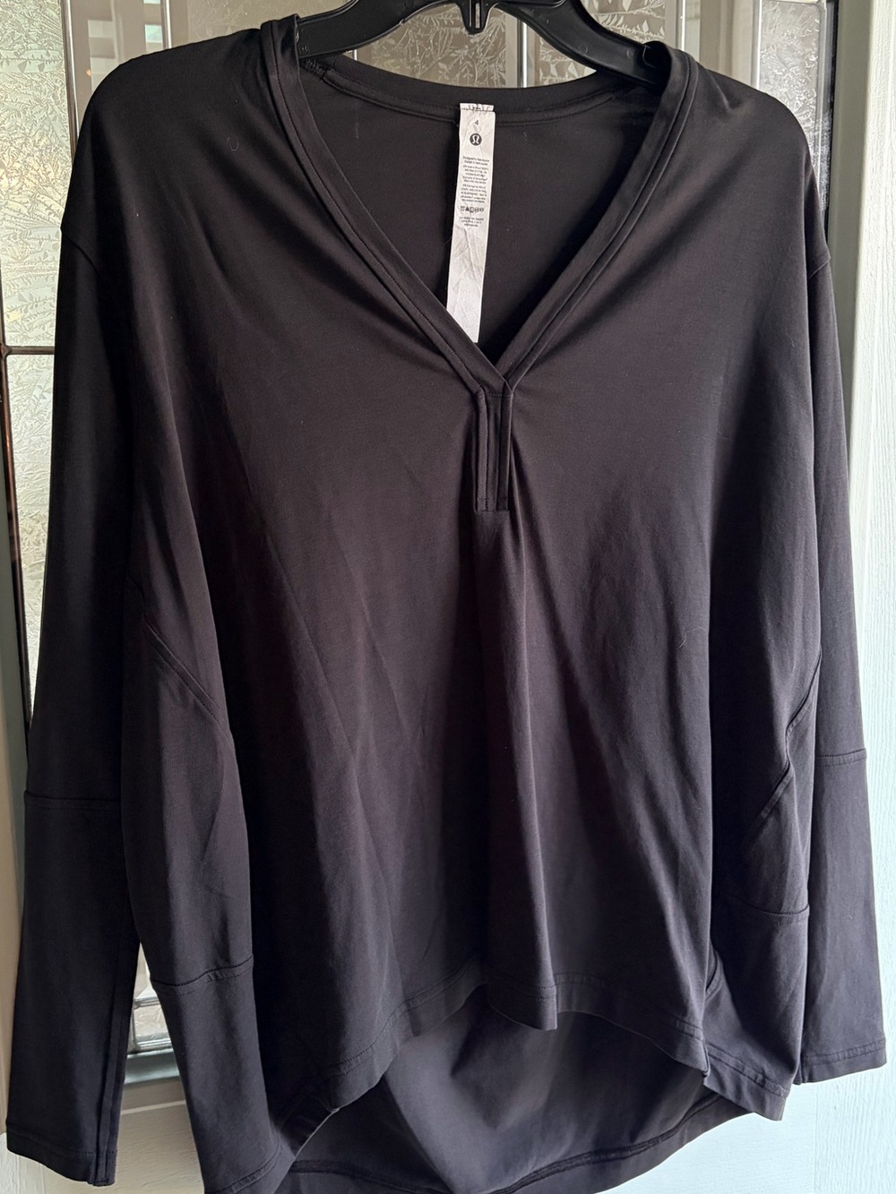 47. Size 4 LULULEMON Black V-Neck Back In Action Shirt